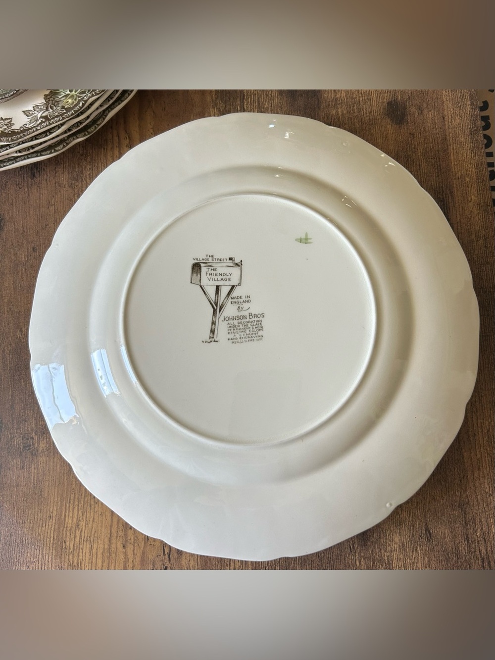 1 Vintage Johnson Brothers Friendly Village 10 3/4-inch dinner plate - Picture 2 of 5